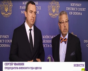 У Київський районний суд приїхав відомий американський адвокат і колишній прокурор Ян Кірні Сейгел. 1 advo