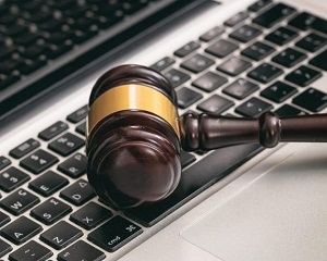 Систему захисту ЄСІТС розроблятиме спеціальна комісія ДСА 1 auction or judge gavel on a laptop PE4QK6L min e1518424265942
