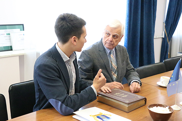 До суду завітав відомий адвокат із США 2 IMG 9432