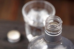 Підозрюваного у виробництві та продажі фальсифікованого алкоголю взято під варту 1 1480582315 vodka 5028